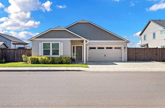 Spacious 4 bedroom, near Autzen, Hayward Field, UofO,1 hour to coast & mountains