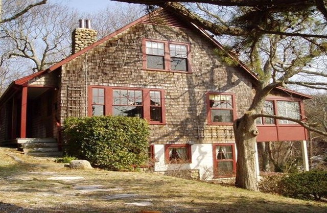 Spacious 4 br Woods Hole home / access to private beach
