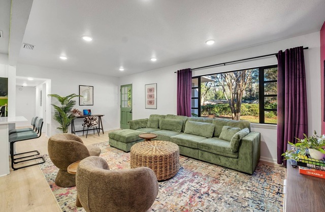 Spacious 4BD - Central Stay w/Backyard & Games