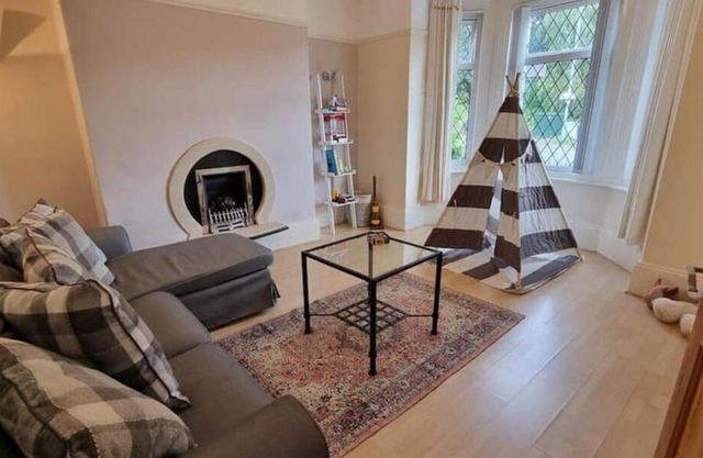 Spacious 4BD with great links to Manchester centre