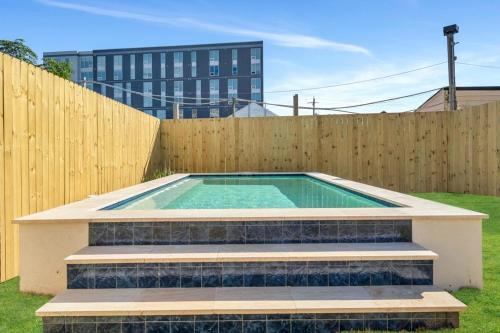 Spacious 4br Mid-city Home With Pool & Balcony