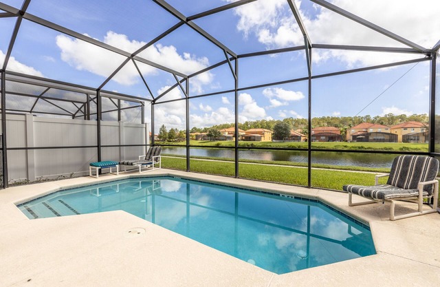 Spacious 4BR townhome in Kissimmee with lake views, perfect for families!