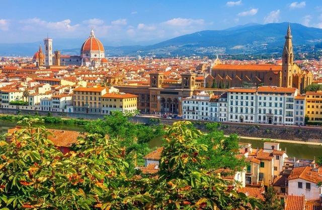 Spacious 5-bedroom apartment in charming Firenze with AC