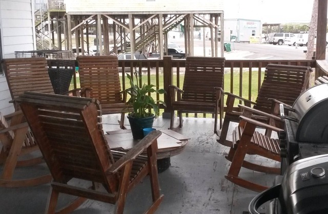 Spacious 5-bedroom lodge in brilliant Delacroix with AC, WiFi