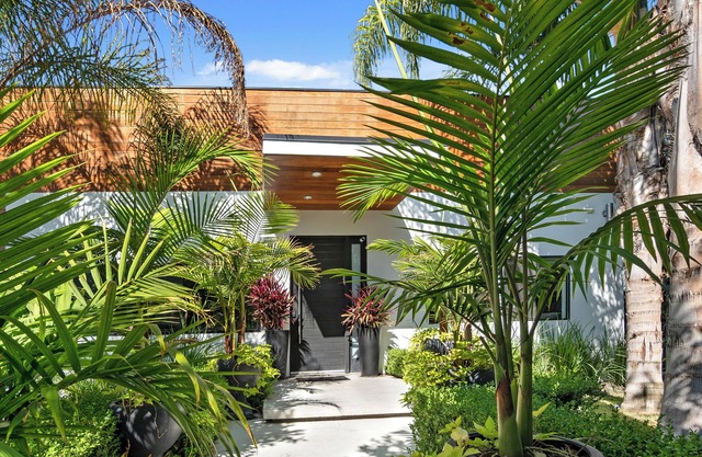 Spacious 5-bedroom + heated pool & spa in the heart of LA