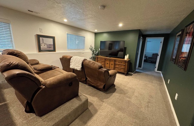 Spacious 5-bedroom house in lovely North Ogden with Theater, Games and Hot Tub