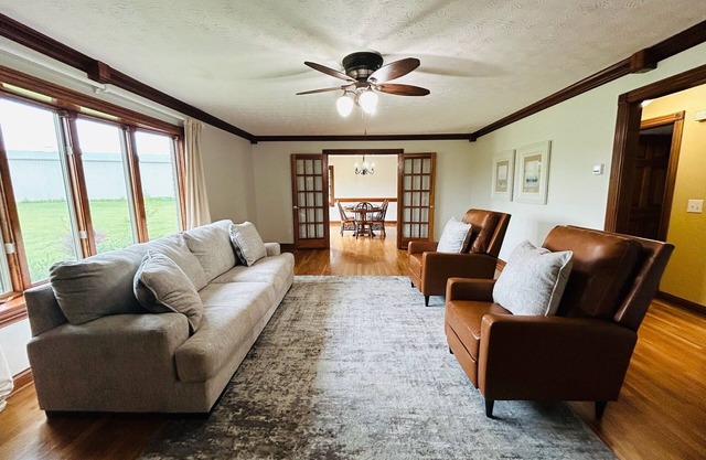 Spacious 5-bedroom house w/lots of land, a pond and an orchard in Springfield!