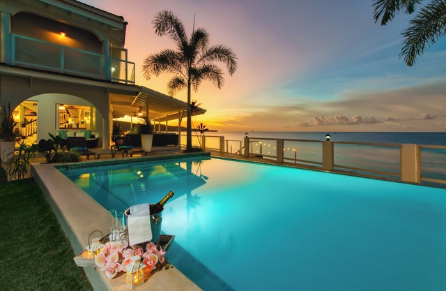 Spacious 5-bedroom villa w/Private Beach Access 1 minute away in, St. Ann