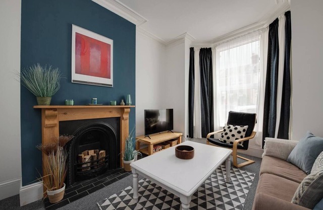 Spacious 5BR Southsea House. Great value for groups, families and work crews.