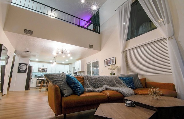 Spacious 5BD 12Guest home with pool & spa just mins from Strip & Airport