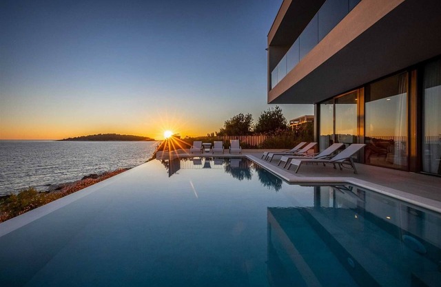 Spacious 5BR Villa with seawater infinity pool, luxurious stay for 10