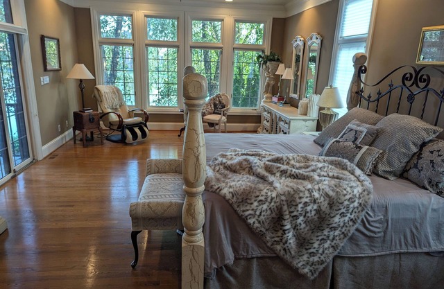 Spacious 6-Bedroom House Near Keeneland & UK Football