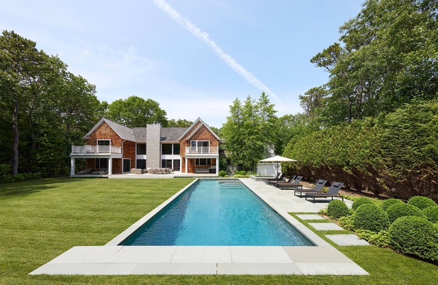 Spacious 6-bedroom house in charming Wainscott walking distance to beach