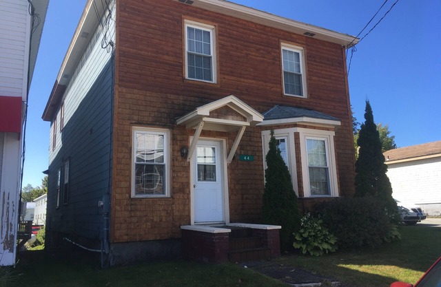 Spacious 6-bedroom house with WiFi and AC in wonderful Island Pond.