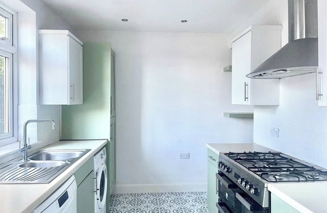 Spacious 6-bedroom house in charming London with WiFi