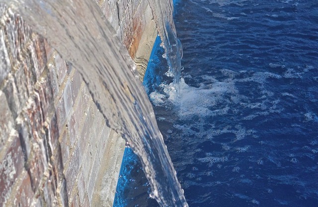 Spacious 6-bedroom house with outdoor kitchen and pool with great location