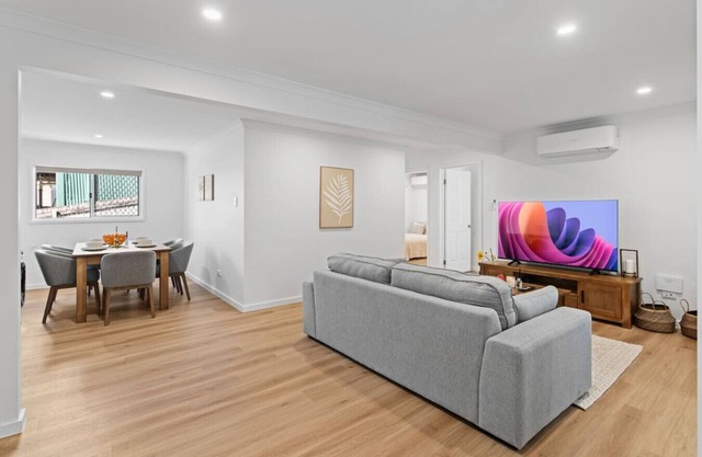 Spacious 6BR Home Near Brisbane CBD & RBWH