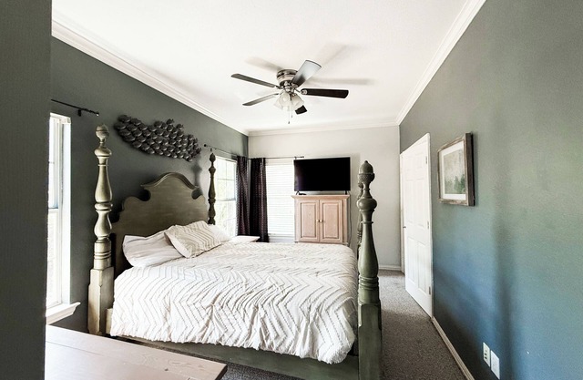 Spacious 7-bedroom house in Pleasant Highland Village with pool, fitness gym.