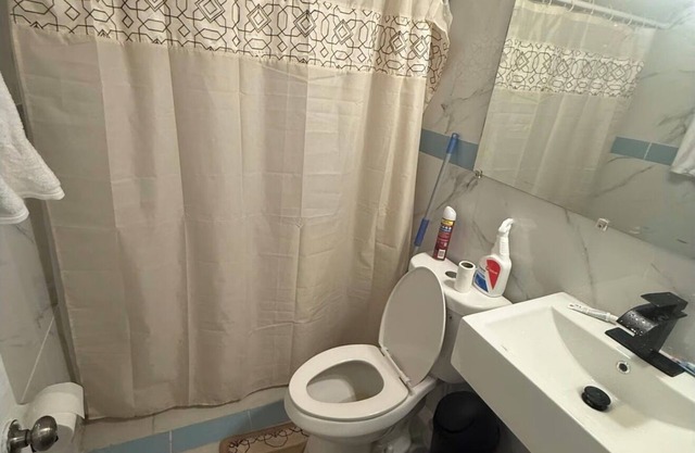 Spacious 7-bedroom house in amazing Fort Lauderdale with AC