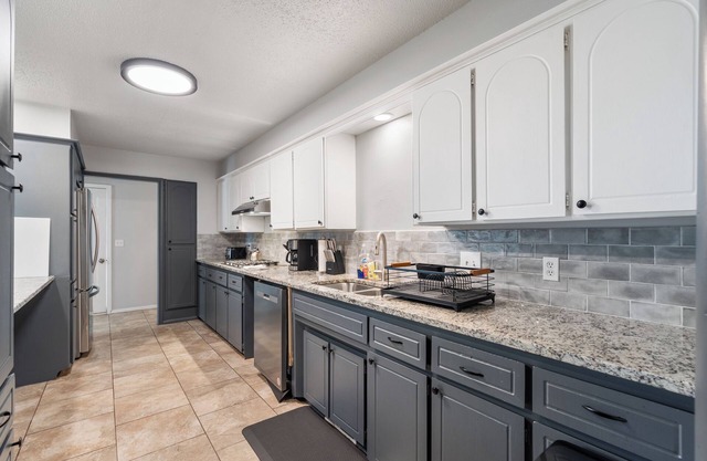 Spacious 8BR Modern Retreat Pool Table RV