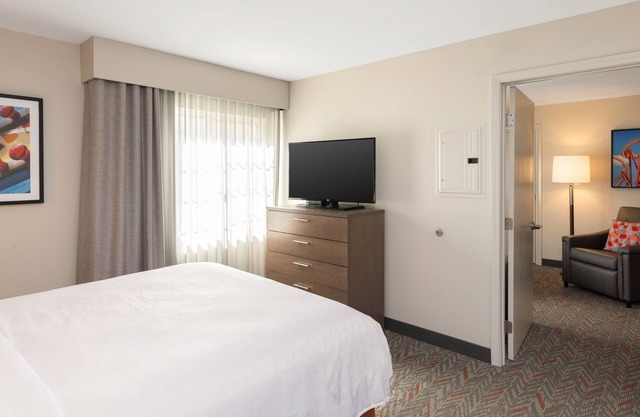 Spacious Accommodation Close to Shaws Cove Beach! Pool, Parking, Shuttle!