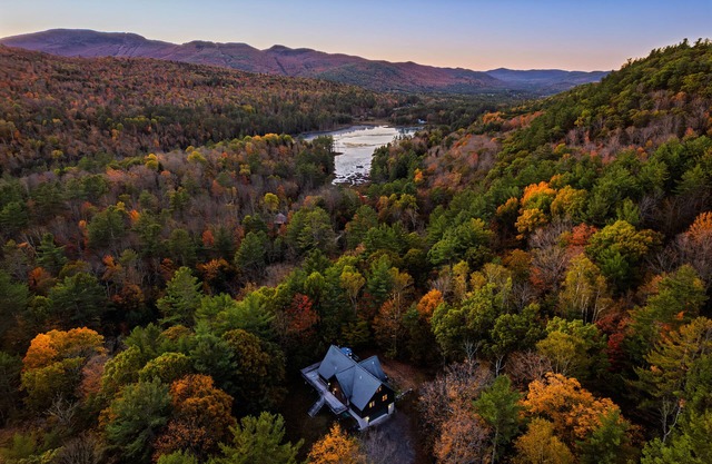 Spacious ADK 5BR Lodge, Sleeps 14, Near Gore, Firepit, Fireplace, Pets