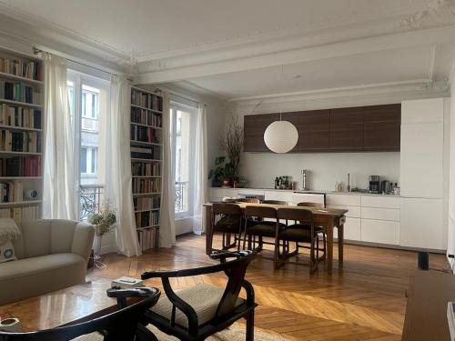 Spacious and Charming 2BR Apartment - Paris 16th