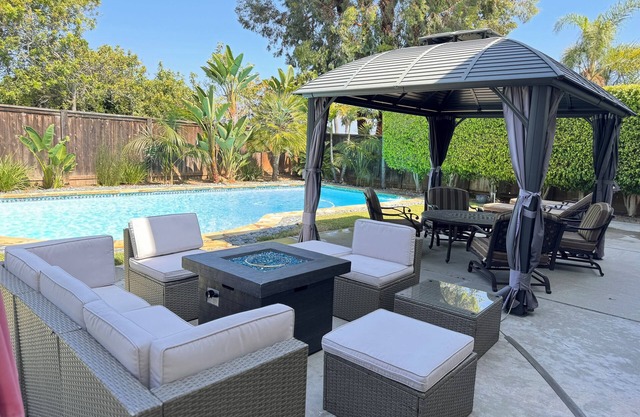 Spacious and comfy! Private Yard, Pool, Close to Beaches, Hiking, Golf & Shops!