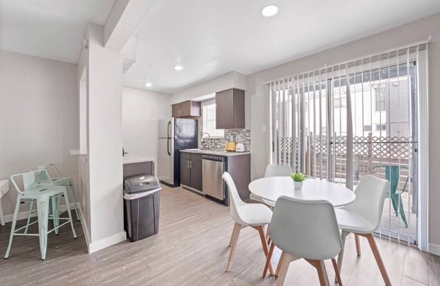 Spacious and Cozy King Bed 2BR Suite 5 Min to DT