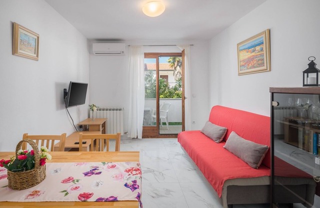 Spacious and fully equipped two bedroom apartment in a great location in Porec near the beach