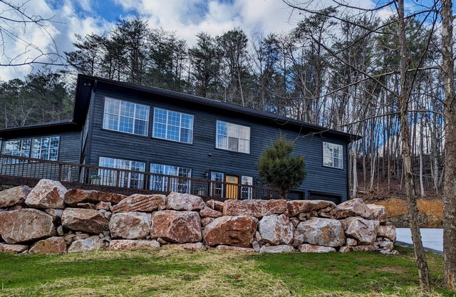 Spacious and Serene Smoky Mountain Retreat- the Perfect Launch for the Dragon!