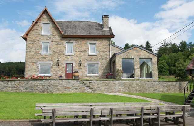 Spacious and well cared-for house with a panoramic view, sauna and a summer pool