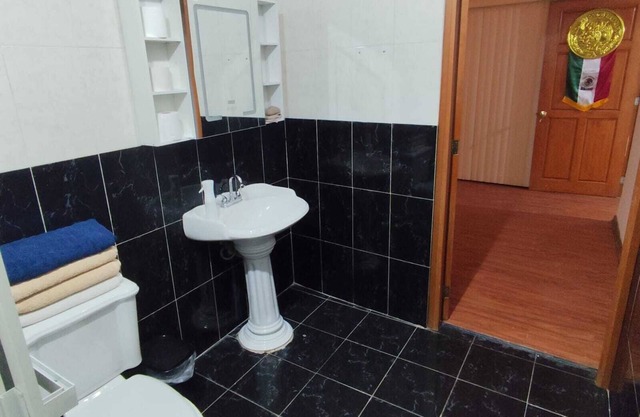 Spacious Apartment in CDMX 2nd floor, 5 minutes from GNP Stadium and Gate 6!