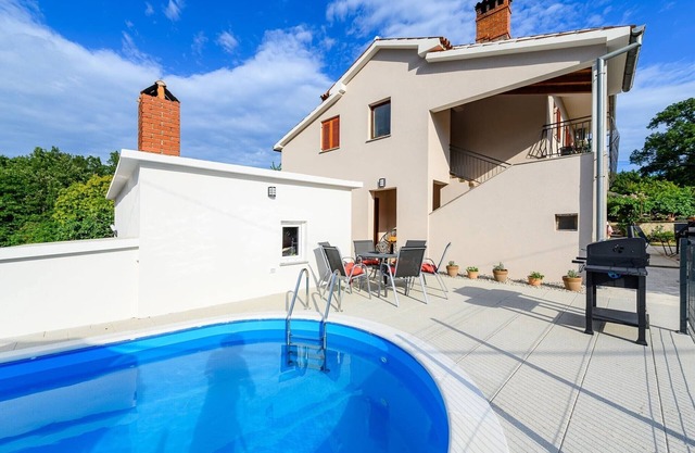 Spacious Apartment in Markoci