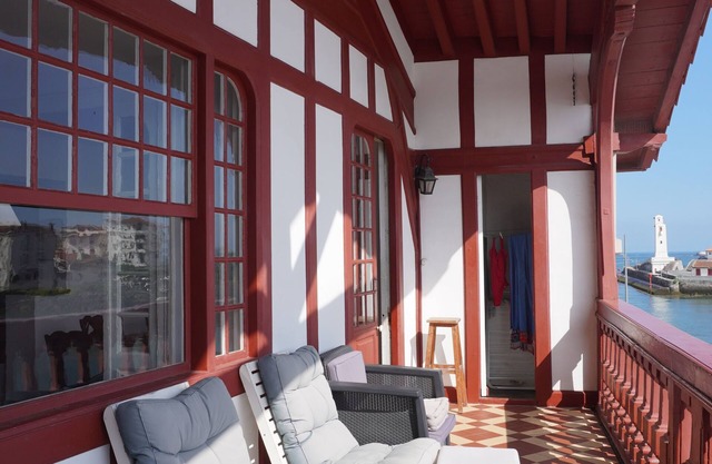 Spacious apartment on the port. Wide ocean views. Everything within walking distance