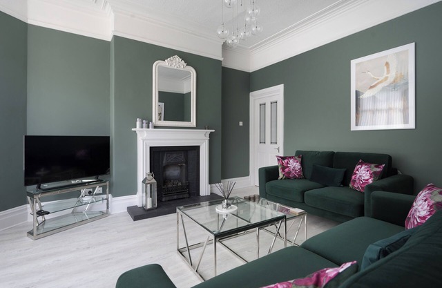 Spacious Apartment with Period Features in Centre of Harrogate with Free Parking