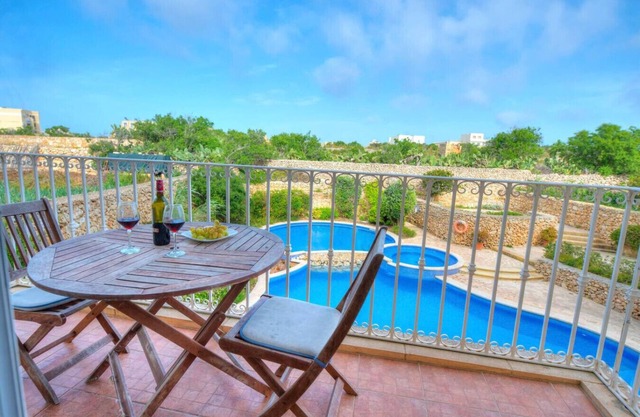 Spacious Apartment with Pool in Misrah Simar, Qala