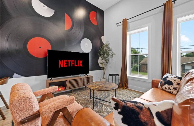 Spacious Apt for 4 - Near Nash DT