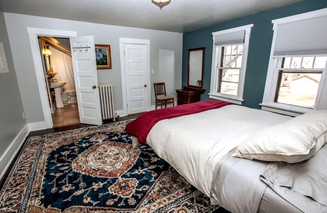 Spacious Artist Loft with Mountain Views #3