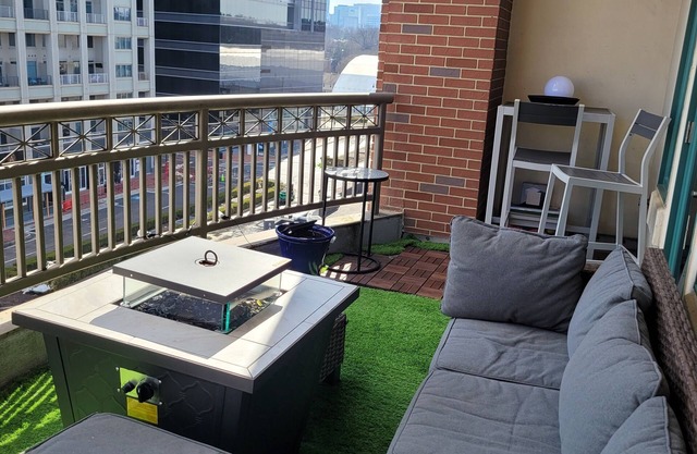 Spacious Atlantic Station Lof5. 15 min from the Battery! w/city views