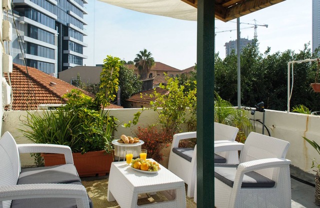 Spacious & Authentic Rooftop 1BR with private terrace Neve Tzedek, Shabazi