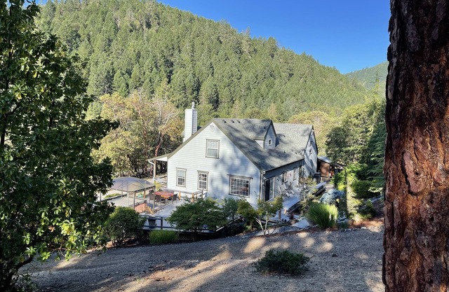 Spacious Beautiful Home in Forest, Mountain Views, 5 Min. to Jacksonville, PETS!