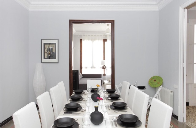 Spacious big flat close to Sagrada Familia