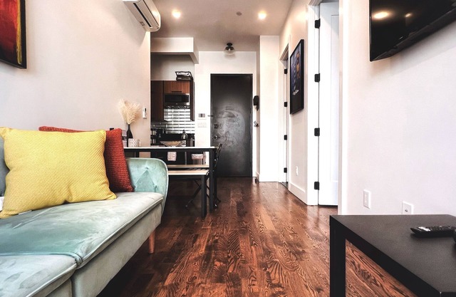 Spacious Boutique Apartment w/Laundry + Roof Deck + 5 min to Subway + Parking