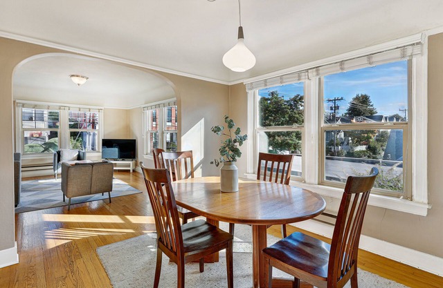 Spacious, bright 1br in central Capitol Hill location