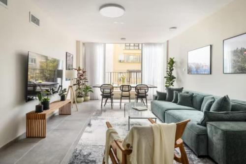 Spacious & Bright 3BR Apt Near the Beach & Port with Shelter by Sea N' Rent