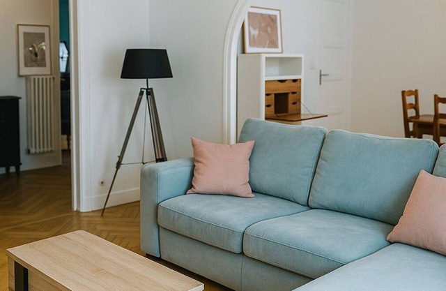 Spacious, bright T3 800m from the station