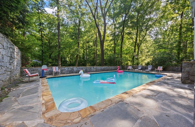 Spacious Buckhead Family Escape + Big Backyard
