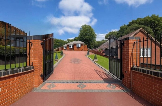 Spacious Bungalow I Hot Tub I Private Garden I Gated Parking