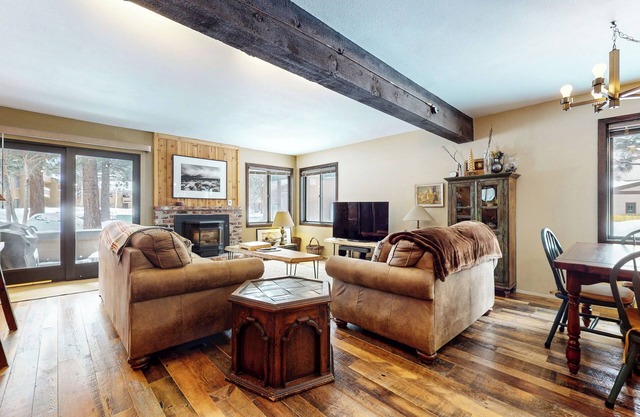 Spacious Cabin, Rustic Décor. Near Restaurants. Pool & Tennis Court On-site